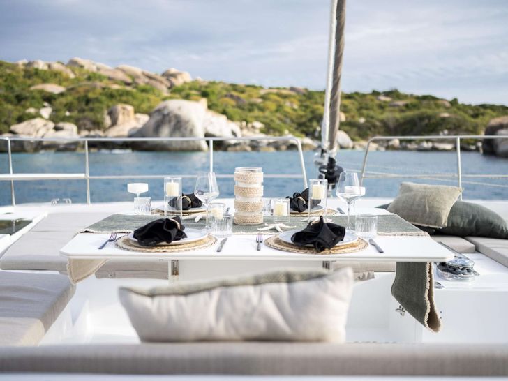 HIGH 5 Bali 5.4 - alfresco dining set up HIGH 5 Bali 5.4 - alfresco dining set up
