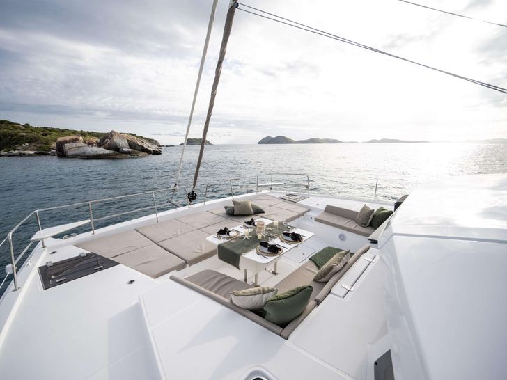 HIGH 5 Bali 5.4 - foredeck HIGH 5 Bali 5.4 - foredeck