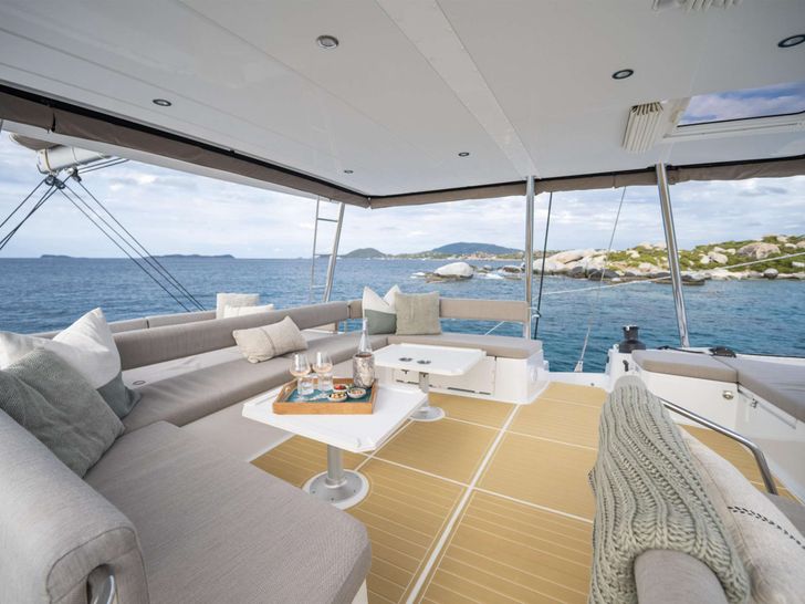 HIGH 5 Bali 5.4 - flybridge HIGH 5 Bali 5.4 - flybridge