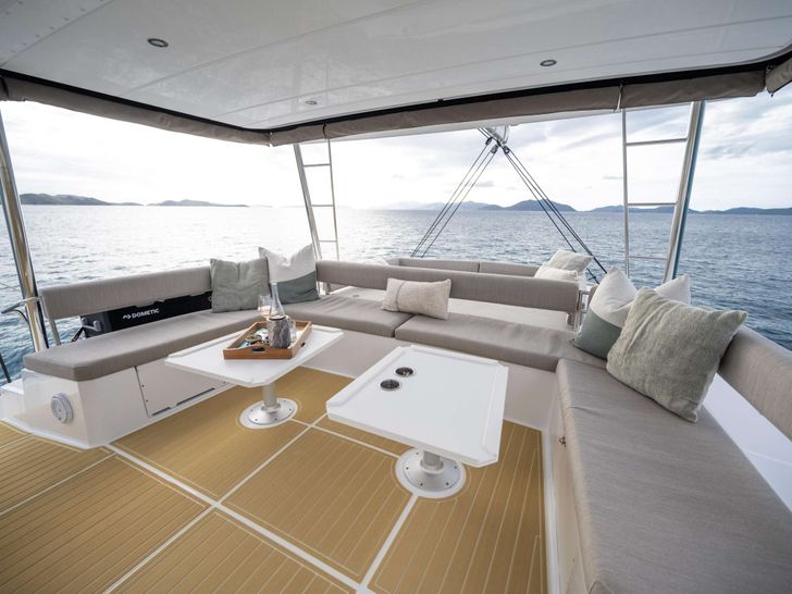 HIGH 5 Bali 5.4 - flybridge seating area HIGH 5 Bali 5.4 - flybridge seating area