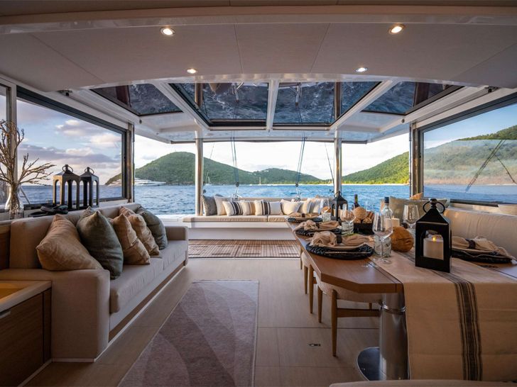 LOLA Bali 5.4 - saloon LOLA Bali 5.4 - saloon