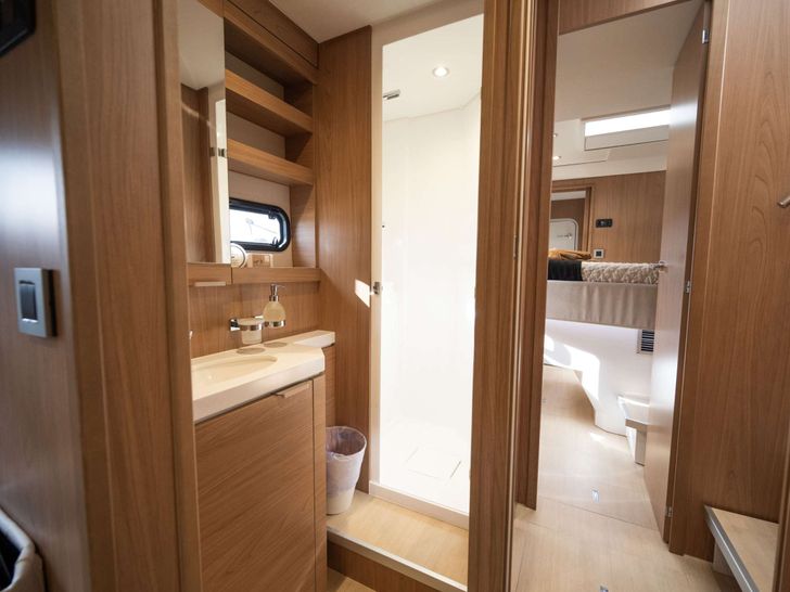 LOLA Bali 5.4 - master cabin bathroom LOLA Bali 5.4 - master cabin bathroom