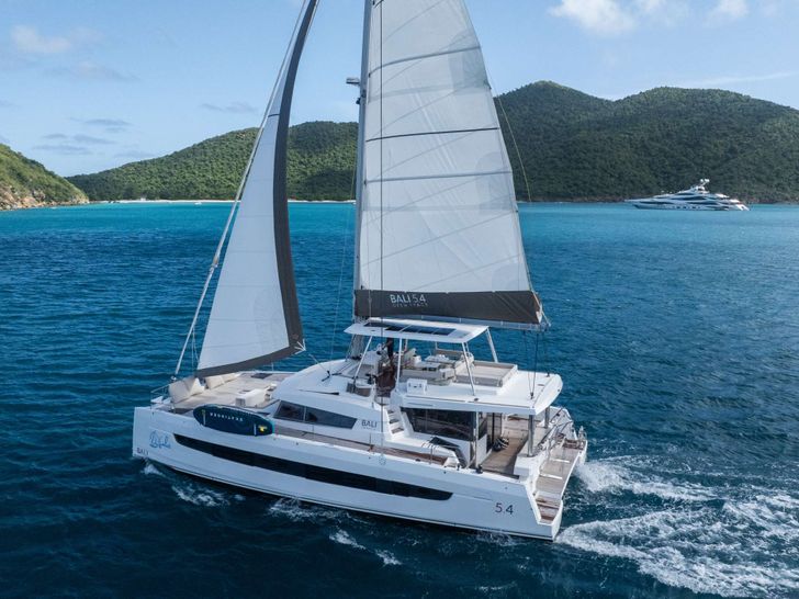 LOLA Bali 5.4 - sailing other angle LOLA Bali 5.4 - sailing other angle