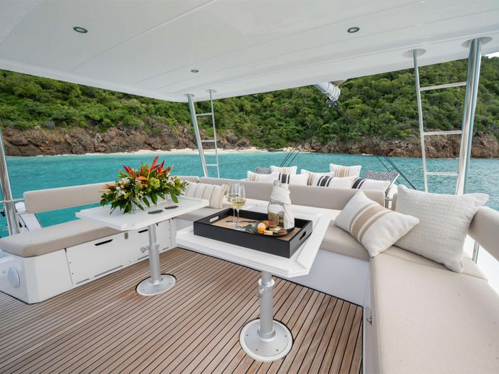 LOLA Bali 5.4 - flybridge LOLA Bali 5.4 - flybridge