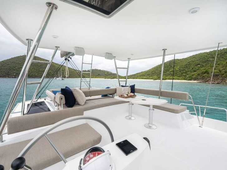 APHRODITE Bali 4.8 - flybridge seating and helm APHRODITE Bali 4.8 - flybridge seating and helm