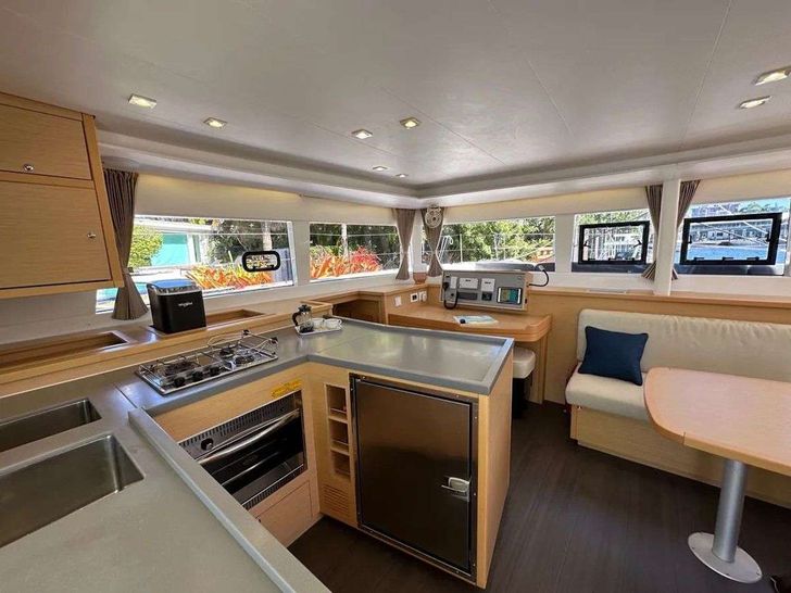 LEAF CHASER - Lagoon 450,galley LEAF CHASER - Lagoon 450,galley