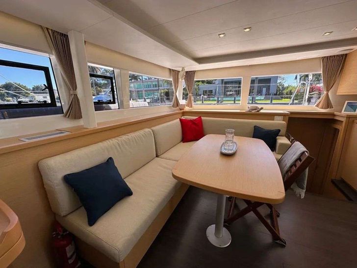 LEAF CHASER - Lagoon 450,saloon seating LEAF CHASER - Lagoon 450,saloon seating