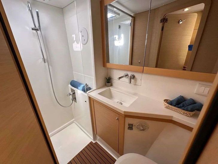 LEAF CHASER - Lagoon 450,master cabin bathroom LEAF CHASER - Lagoon 450,master cabin bathroom