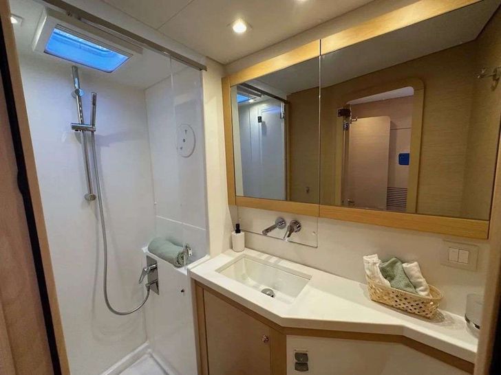 LEAF CHASER - Lagoon 450,VIP cabin 1 bathroom LEAF CHASER - Lagoon 450,VIP cabin 1 bathroom