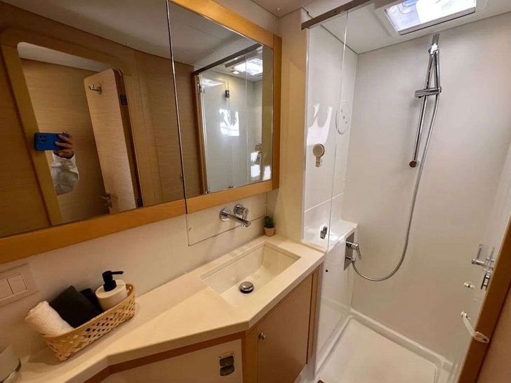 LEAF CHASER - Lagoon 450,VIP cabin 2 bathroom LEAF CHASER - Lagoon 450,VIP cabin 2 bathroom
