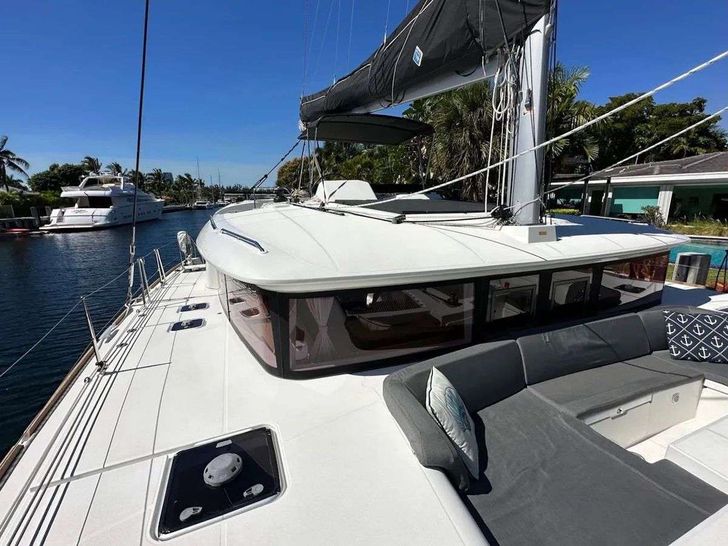LEAF CHASER - Lagoon 450,bow lounge LEAF CHASER - Lagoon 450,bow lounge