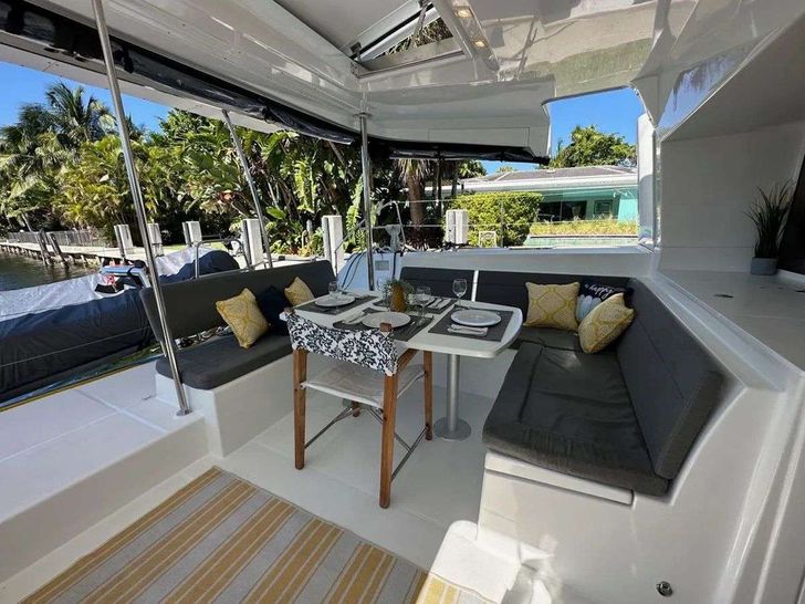 LEAF CHASER - Lagoon 450,aft deck LEAF CHASER - Lagoon 450,aft deck