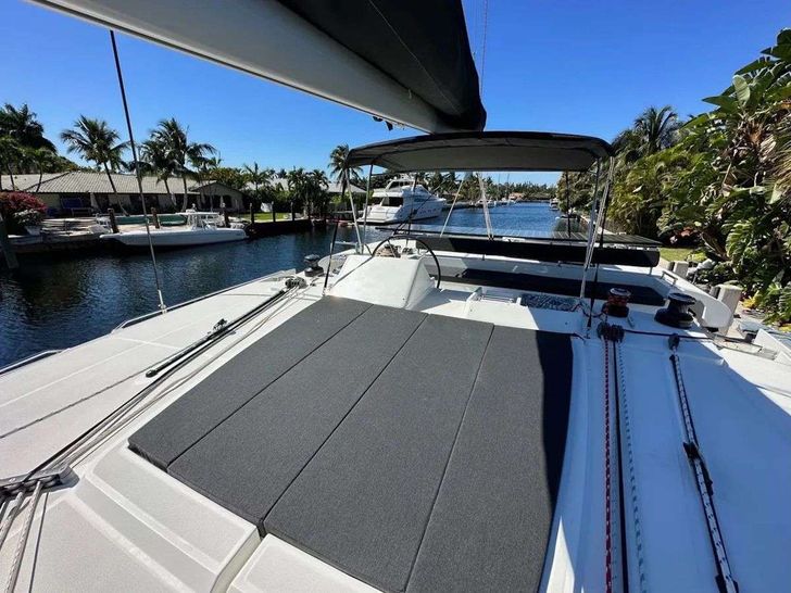LEAF CHASER - Lagoon 450,flybridge sun beds LEAF CHASER - Lagoon 450,flybridge sun beds