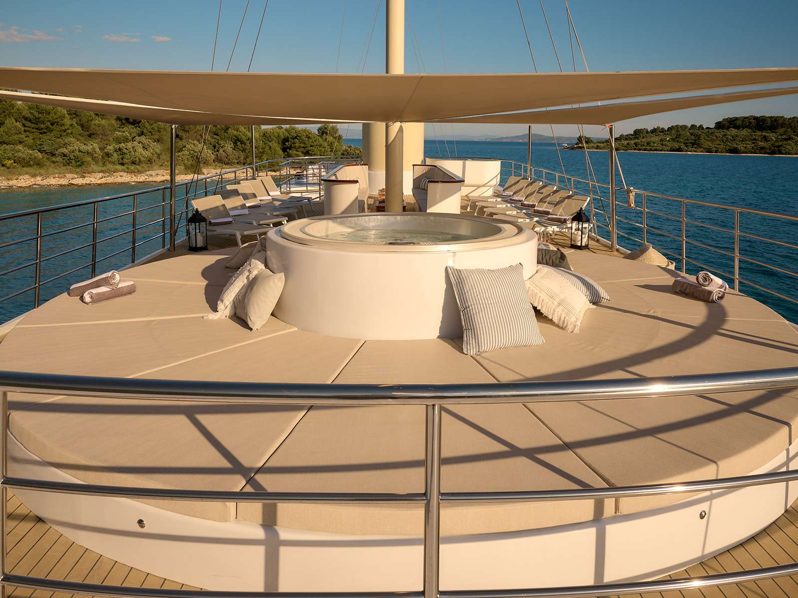 BELLEZZA Custom 52m - jacuzzi and sunbathing area