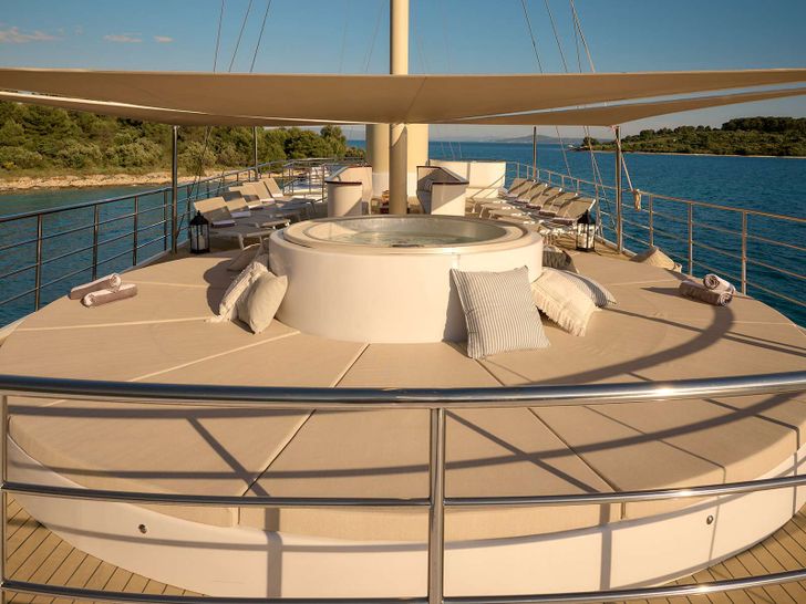 BELLEZZA Custom 52m - jacuzzi and sunbathing area BELLEZZA Custom 52m - jacuzzi and sunbathing area