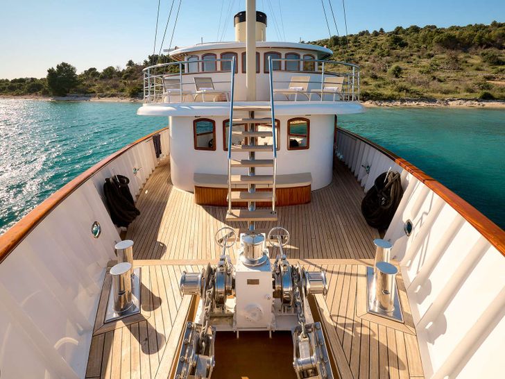 BELLEZZA Custom 52m - foredeck BELLEZZA Custom 52m - foredeck