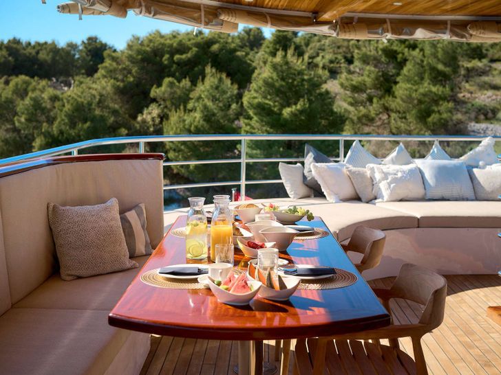 BELLEZZA Custom 52m - alfresco dining area BELLEZZA Custom 52m - alfresco dining area