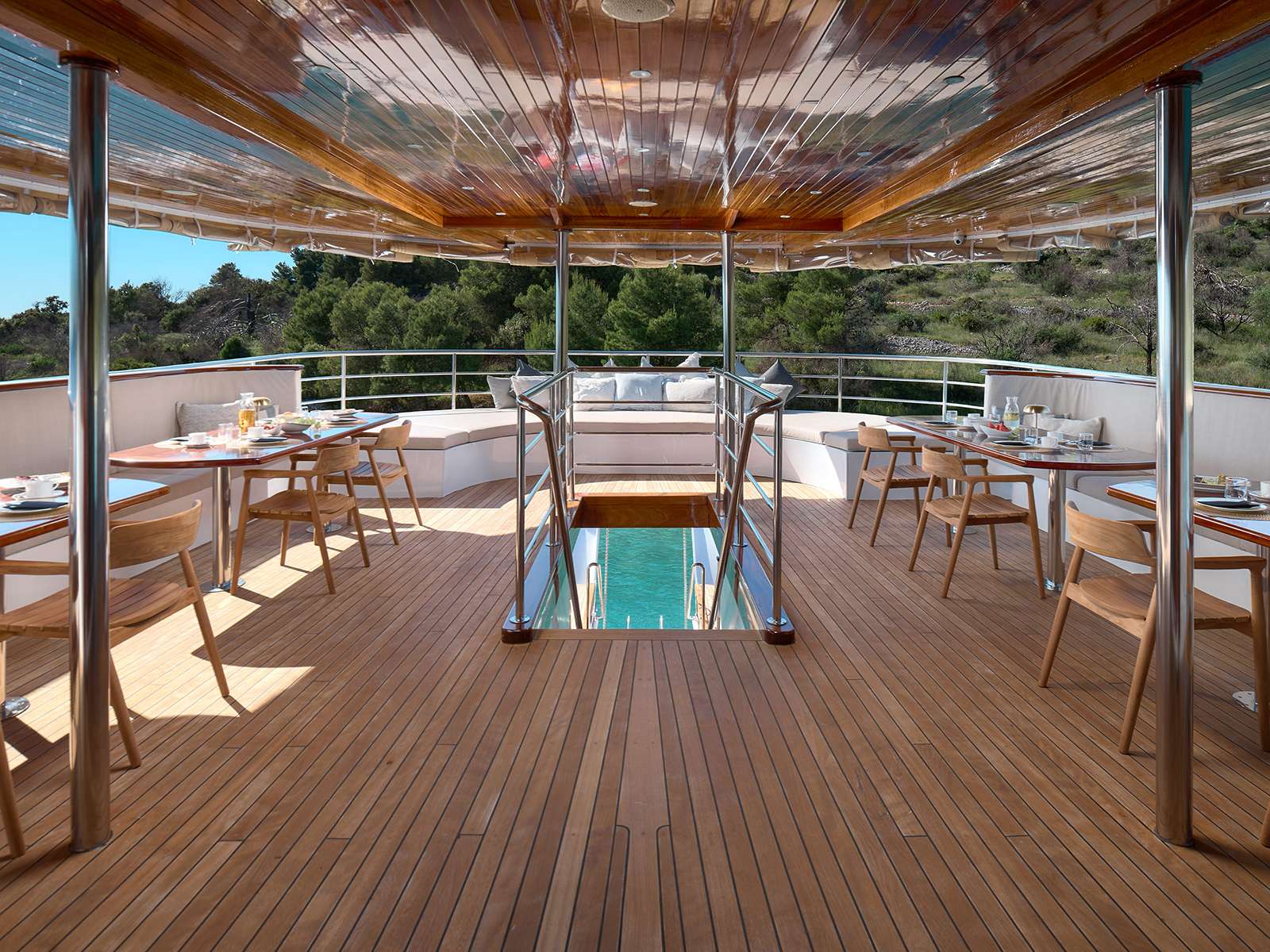 BELLEZZA Custom 52m - alfresco dining area