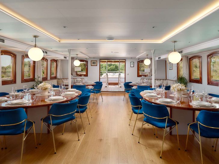 BELLEZZA Custom 52m - saloon BELLEZZA Custom 52m - saloon