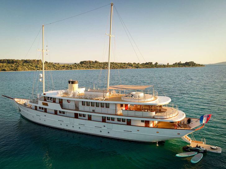 BELLEZZA Custom 52m - anchored BELLEZZA Custom 52m - anchored