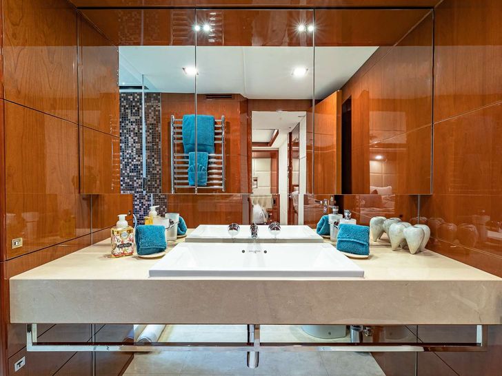 BEACHFRONT II - Princess UK 105,VIP cabin 3 bathroom BEACHFRONT II - Princess UK 105,VIP cabin 3 bathroom