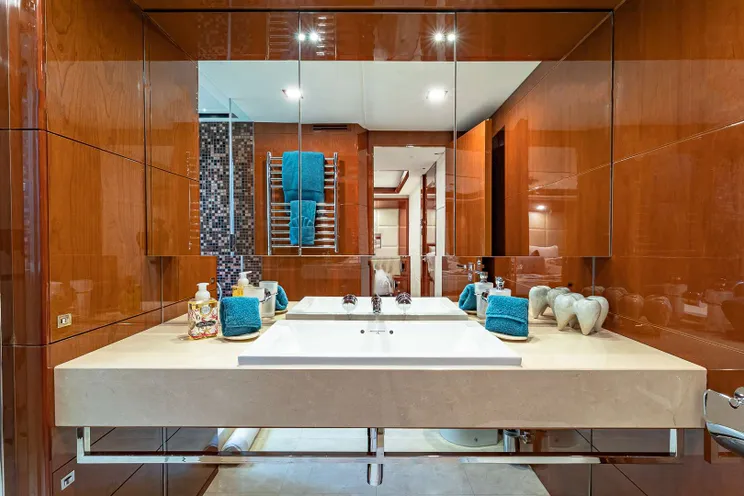 Charter Yacht BEACHFRONT II - Princess 105 - 5 Cabins - Nassau - Exumas - Bahamas