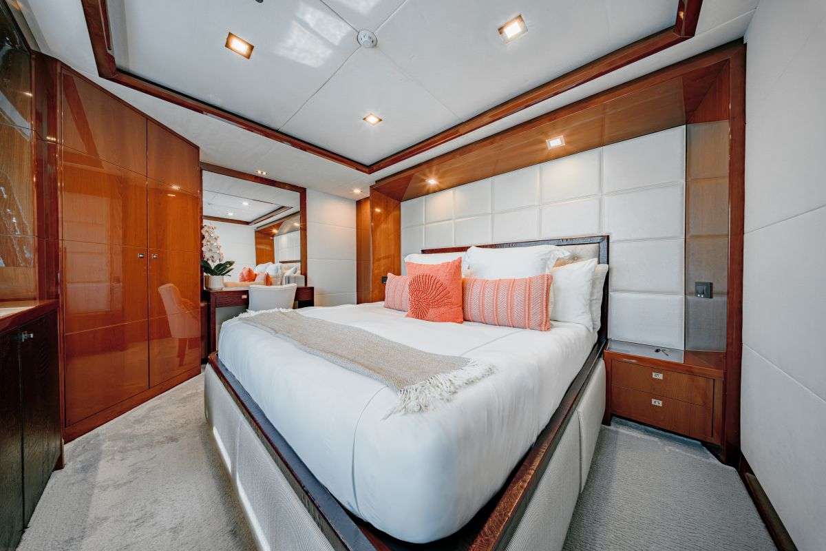 Charter Yacht BEACHFRONT II - Princess 105 - 5 Cabins - Nassau - Exumas - Bahamas