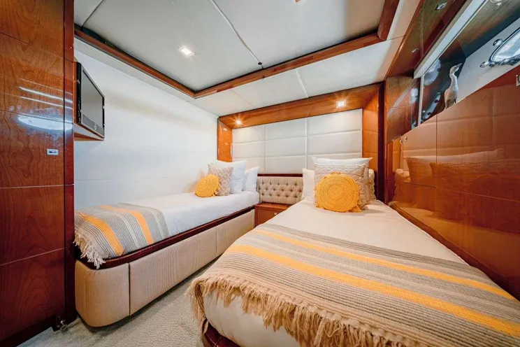 Charter Yacht BEACHFRONT II - Princess 105 - 5 Cabins - Nassau - Exumas - Bahamas