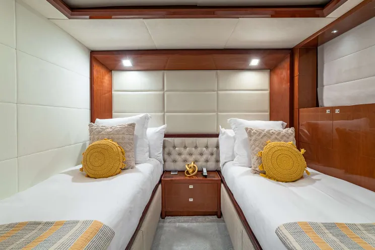 Charter Yacht BEACHFRONT II - Princess 105 - 5 Cabins - Nassau - Exumas - Bahamas