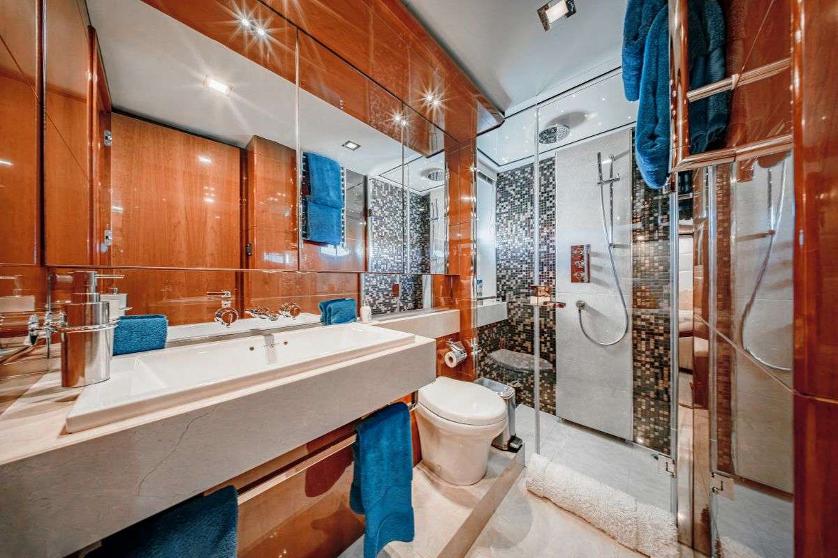 Charter Yacht BEACHFRONT II - Princess 105 - 5 Cabins - Nassau - Exumas - Bahamas