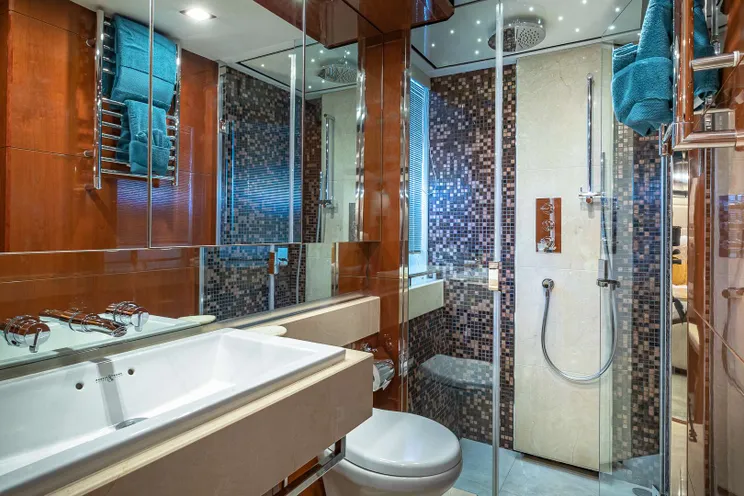 Charter Yacht BEACHFRONT II - Princess 105 - 5 Cabins - Nassau - Exumas - Bahamas