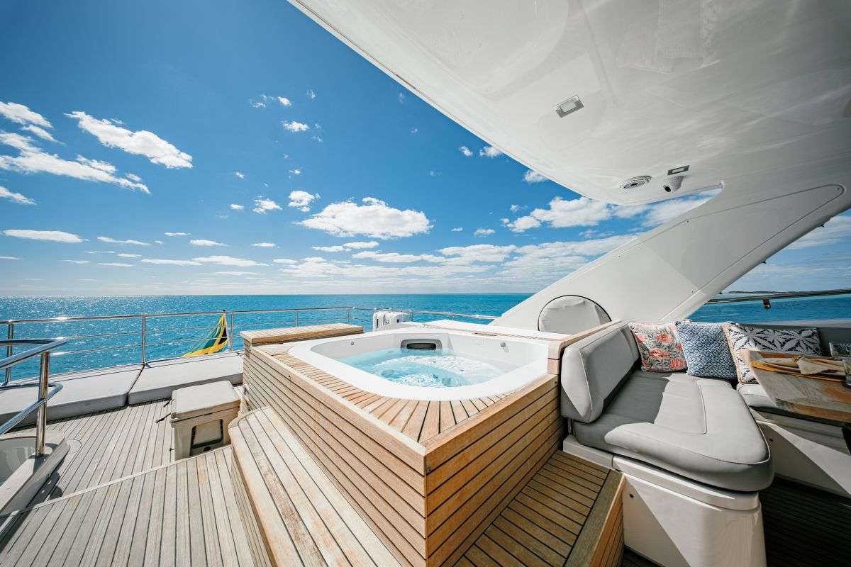 Charter Yacht BEACHFRONT II - Princess 105 - 5 Cabins - Nassau - Exumas - Bahamas
