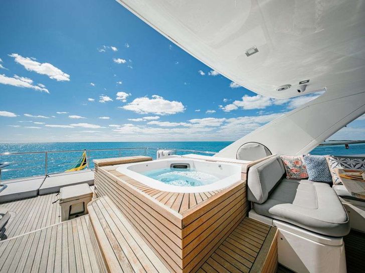 Flybridge with jacuzzi Flybridge with jacuzzi