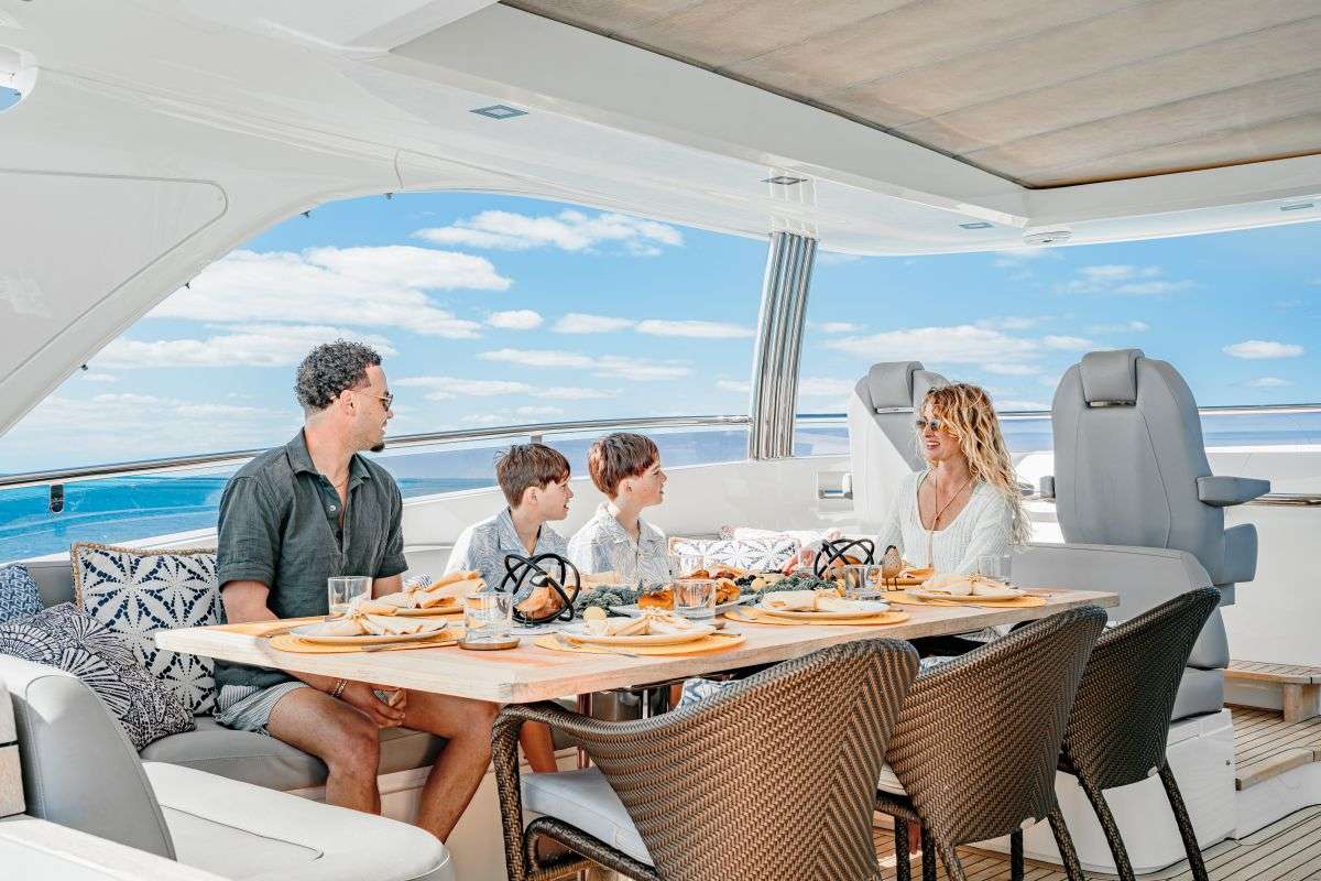 Charter Yacht BEACHFRONT II - Princess 105 - 5 Cabins - Nassau - Exumas - Bahamas