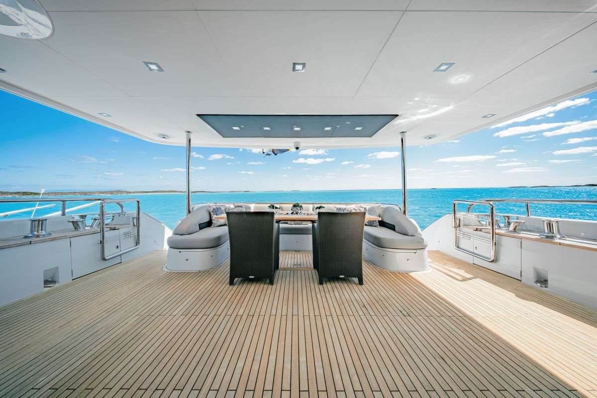 Charter Yacht BEACHFRONT II - Princess 105 - 5 Cabins - Nassau - Exumas - Bahamas