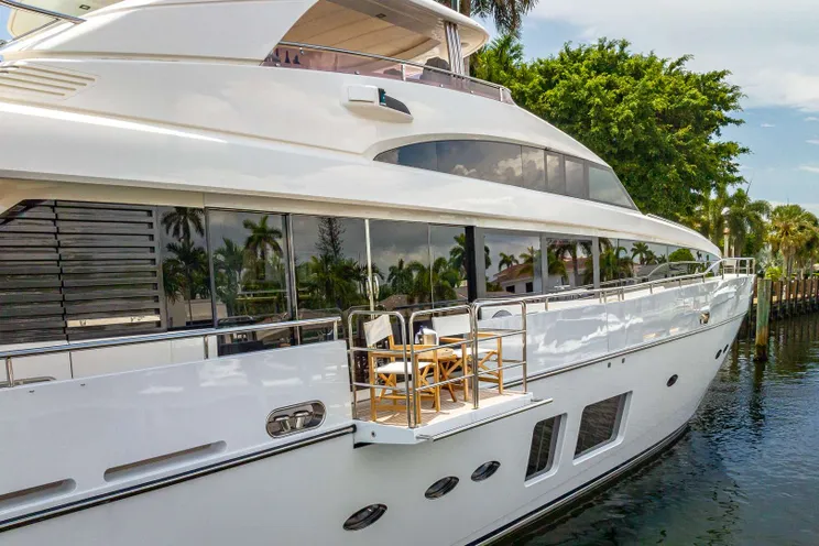 Charter Yacht BEACHFRONT II - Princess 105 - 5 Cabins - Nassau - Exumas - Bahamas