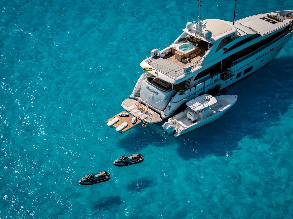Charter Yacht BEACHFRONT II - Princess 105 - 5 Cabins - Nassau - Exumas - Bahamas