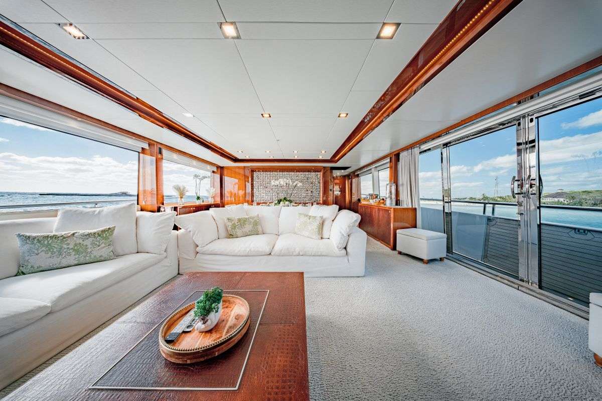 Charter Yacht BEACHFRONT II - Princess 105 - 5 Cabins - Nassau - Exumas - Bahamas
