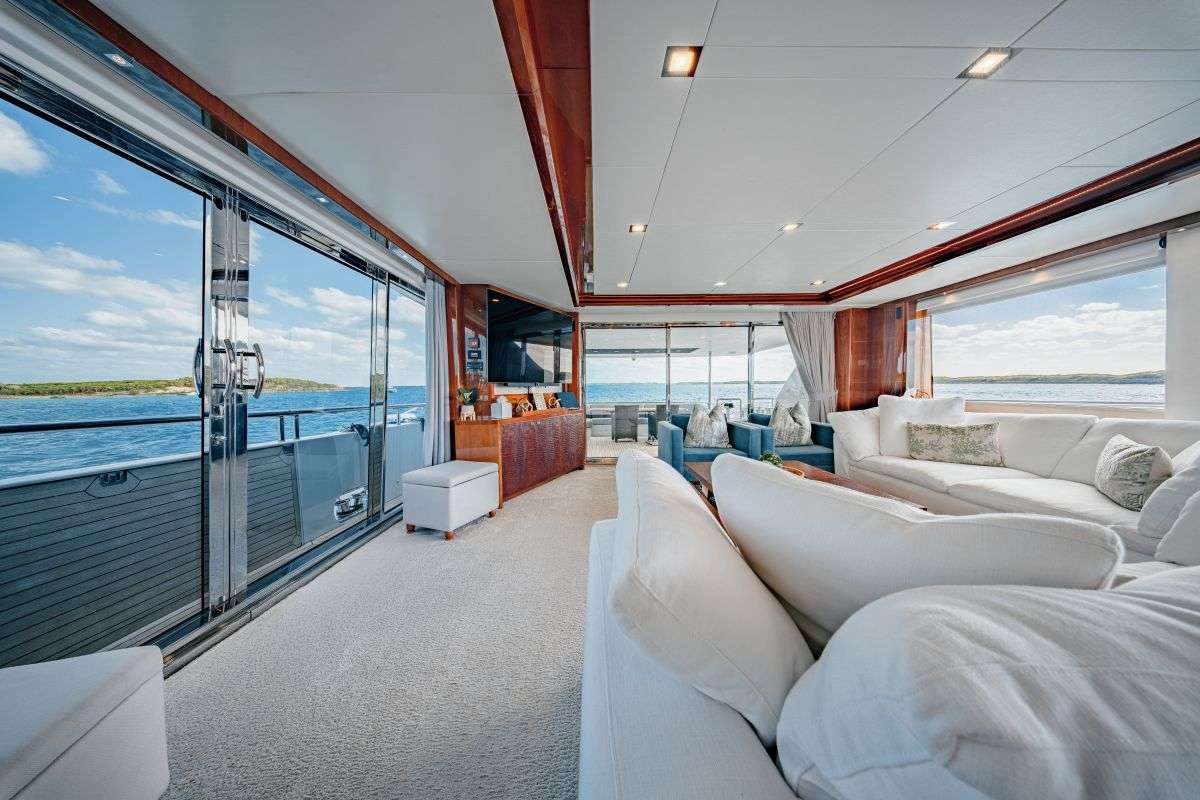 Charter Yacht BEACHFRONT II - Princess 105 - 5 Cabins - Nassau - Exumas - Bahamas