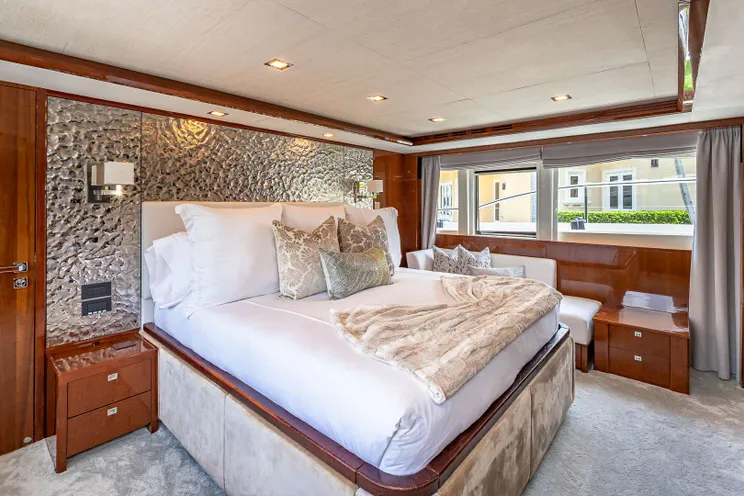 Charter Yacht BEACHFRONT II - Princess 105 - 5 Cabins - Nassau - Exumas - Bahamas