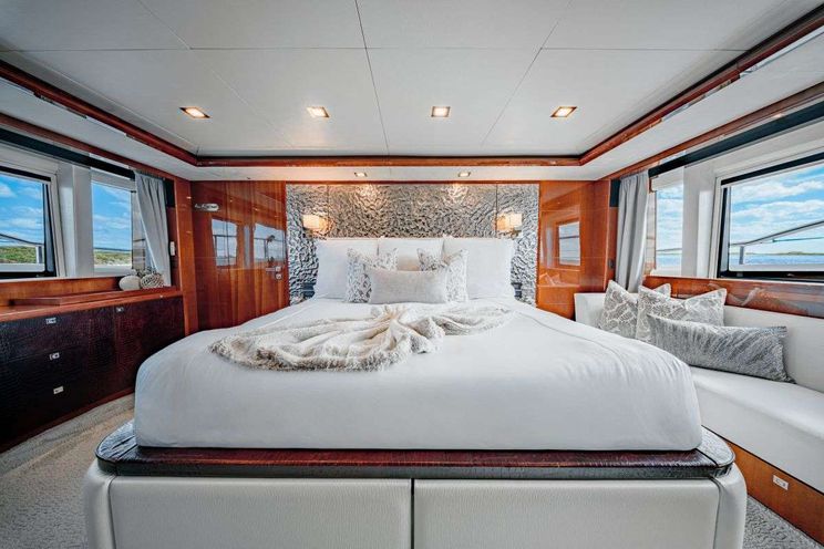 Charter Yacht BEACHFRONT II - Princess 105 - 5 Cabins - Nassau - Exumas - Bahamas