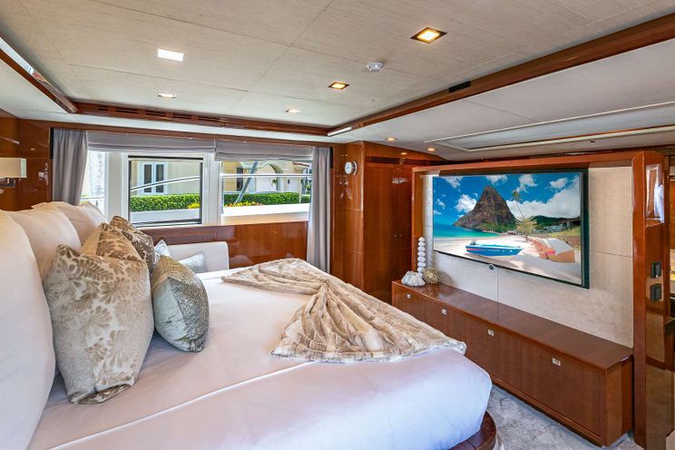 Charter Yacht BEACHFRONT II - Princess UK 105 - 5 Cabins - Nassau - Exumas - Bahamas