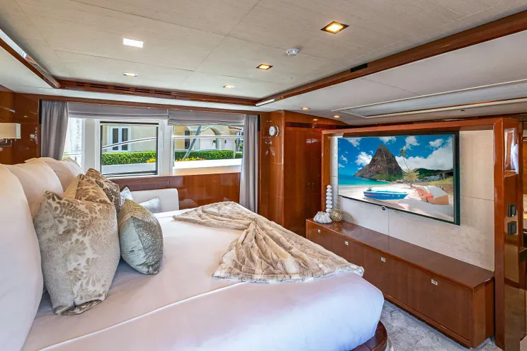 Charter Yacht BEACHFRONT II - Princess 105 - 5 Cabins - Nassau - Exumas - Bahamas