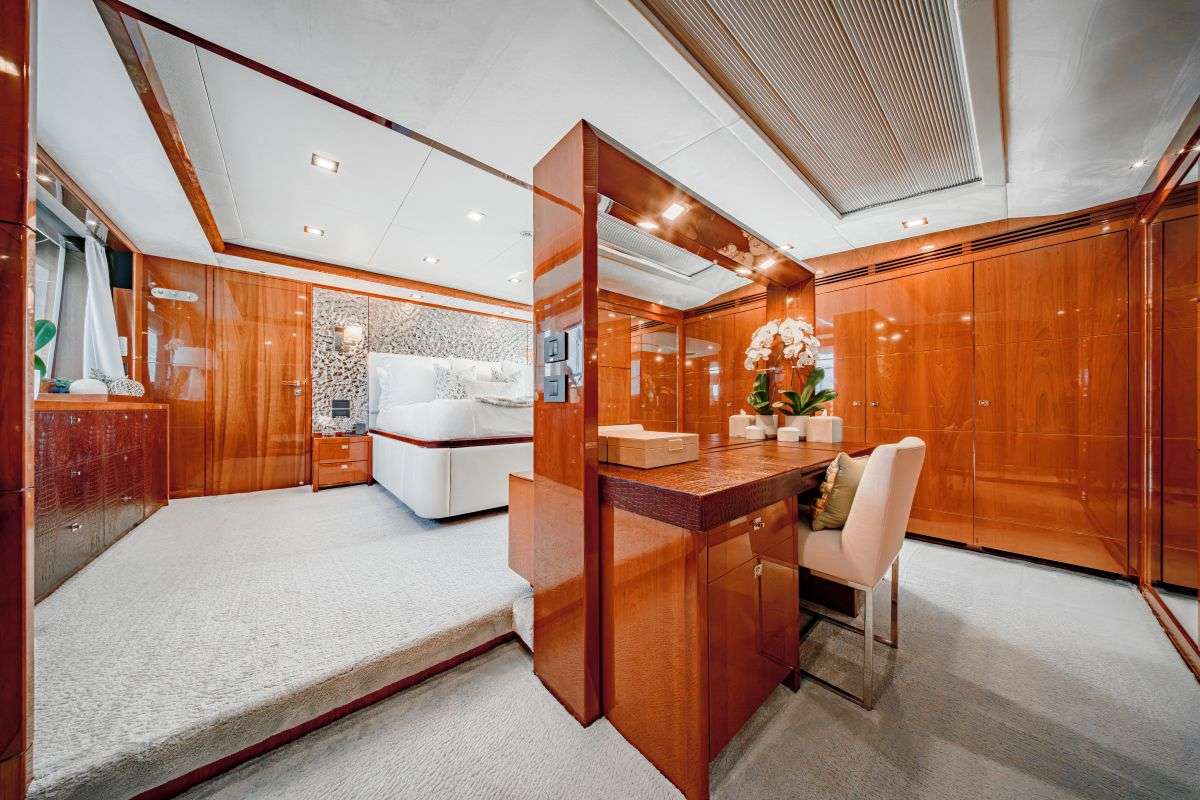 Charter Yacht BEACHFRONT II - Princess 105 - 5 Cabins - Nassau - Exumas - Bahamas