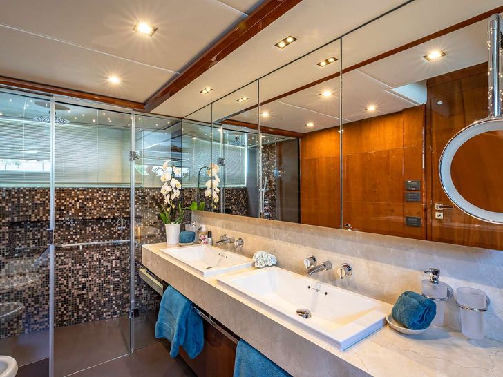 BEACHFRONT II - Princess UK 105,master cabin bathroom BEACHFRONT II - Princess UK 105,master cabin bathroom