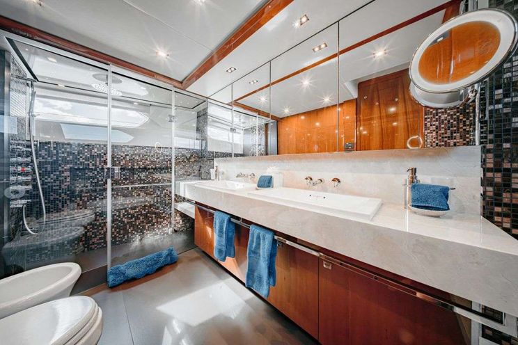 Charter Yacht BEACHFRONT II - Princess 105 - 5 Cabins - Nassau - Exumas - Bahamas