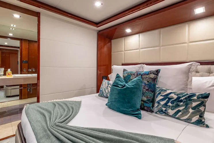 Charter Yacht BEACHFRONT II - Princess 105 - 5 Cabins - Nassau - Exumas - Bahamas