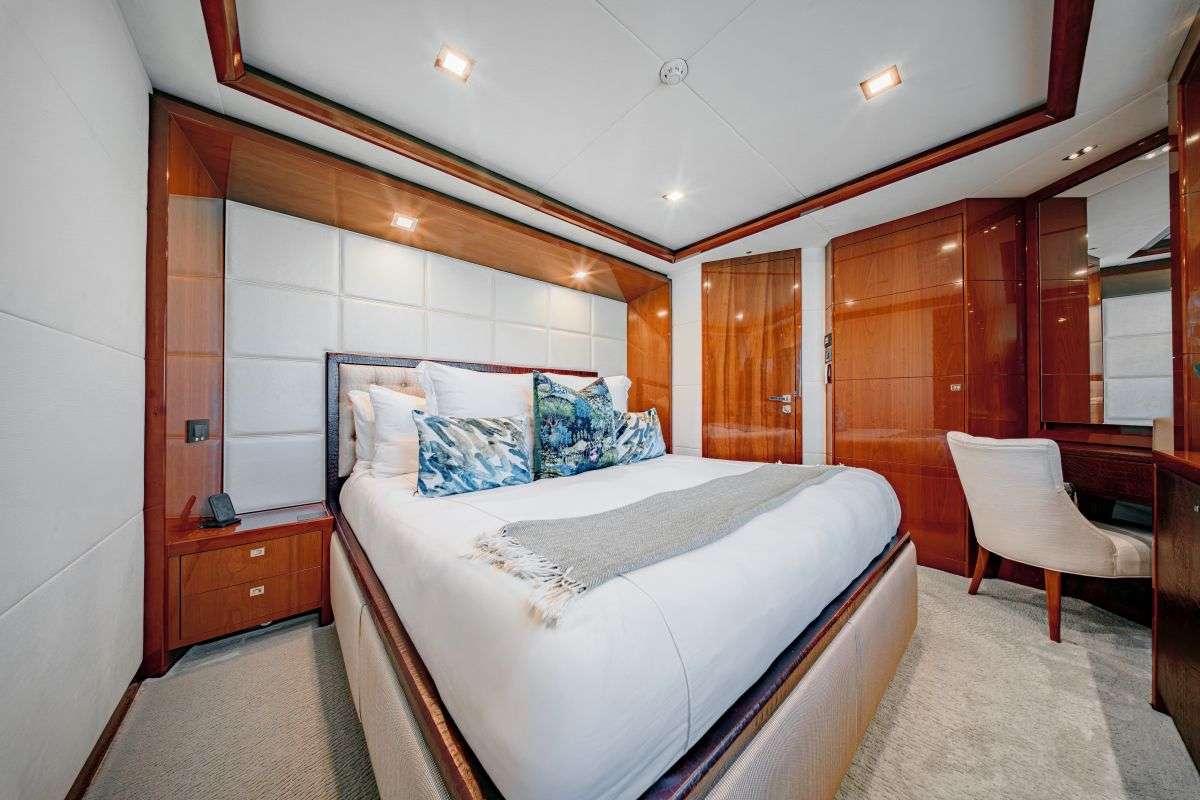 Charter Yacht BEACHFRONT II - Princess 105 - 5 Cabins - Nassau - Exumas - Bahamas