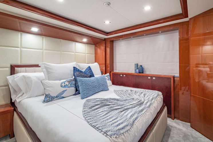 Charter Yacht BEACHFRONT II - Princess 105 - 5 Cabins - Nassau - Exumas - Bahamas