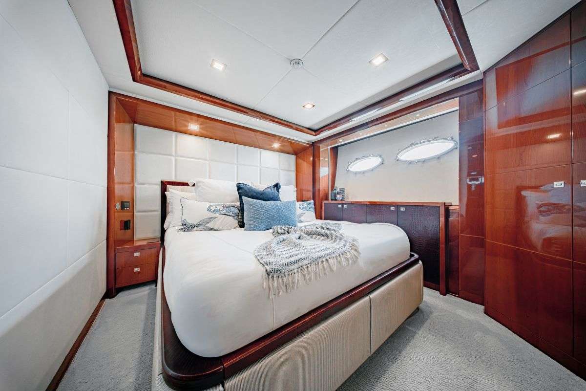 Charter Yacht BEACHFRONT II - Princess 105 - 5 Cabins - Nassau - Exumas - Bahamas